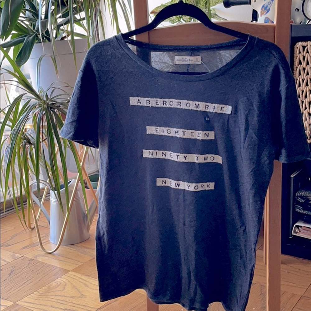 🆕Abercrombie & Fitch Graphic Tee❤️